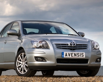   Ангельские глазки на Toyota Avensis